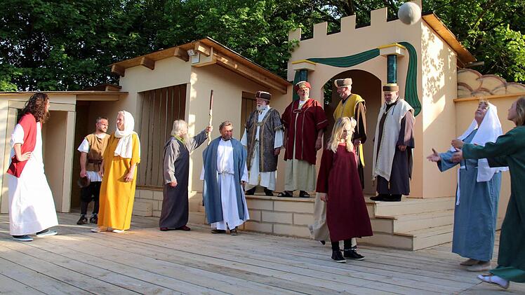 In Gemünda laufen die Proben für die dritten Passionsspiele auf Hochtouren. Bei dem anspruchsvollen Stück "Ich bin der Weg" von Martin Bernard stehen die Jünger im Mittelpunkt. Bis zur Premiere am 12. Juni sollen nicht nur die Kostüme, sondern auch jede Zeile und Geste sitzen. Foto: Bettina Knauth
