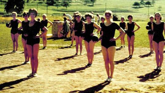 Im knappen, schwarzen Turnerdress trat die Frauenriege des TSV Arnshausen "zur Freude aller anwesenden Männer" in den sechziger Jahren auf. Heute denken die meisten gerne an die alte Clique zurück.  Foto: Heid