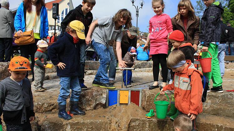 Dieses Bild ist bei der Einweihung des Spielplatzes im Siebener Park entstanden. Foto: Ralf Ruppert