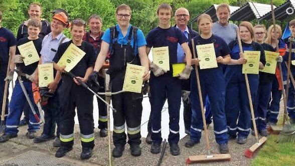 Die Jugendlichen aus drei Seßlacher Feuerwehren nach ihrem Arbeitseinsatz. Foto: privat