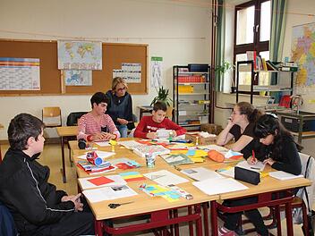Übergangsklasse in der Ritter-von-Traitteur-Schule: Lehrerin Andrea Schulze unterrichtet auf diesem Bild aus dem letzen Schuljahr noch eine überschaubare Zahl von Flüchtlingskindern. Für die beginnende Runde laufen täglich neue Anmeldungen ein.  Foto: Archiv Jennifer Hauser