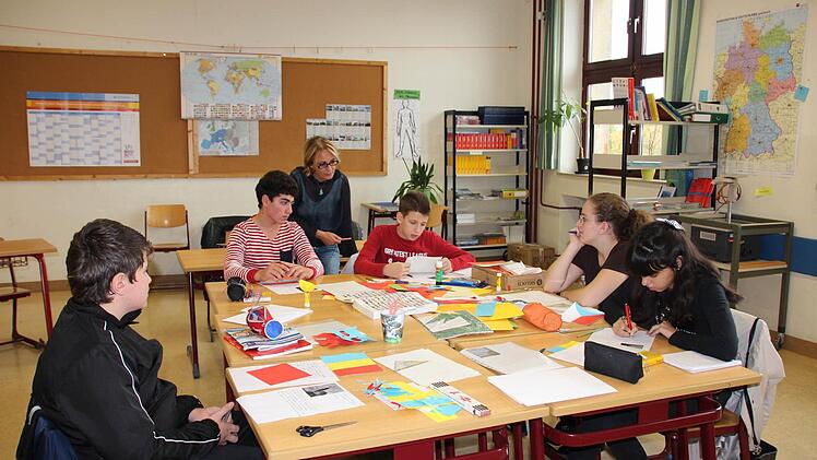 Übergangsklasse in der Ritter-von-Traitteur-Schule: Lehrerin Andrea Schulze unterrichtet auf diesem Bild aus dem letzen Schuljahr noch eine überschaubare Zahl von Flüchtlingskindern. Für die beginnende Runde laufen täglich neue Anmeldungen ein.  Foto: Archiv Jennifer Hauser