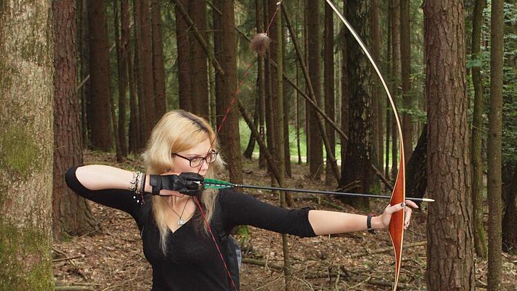 Diese Frau ist kurz vor dem Abschuss des Pfeiles voll auf das Ziel fixiert.
