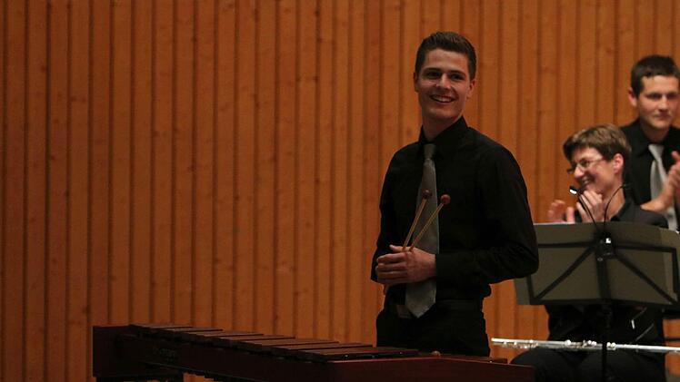 Begeisterten Beifall verdiente sich die Blaskapelle Meeder bei ihrem Jahreskonzert in der ausverkauften Schulturnhalle. Am Xylofon: Tobias Base. Foto: Jochen Berger