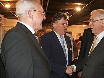Der frühere Bundesfinanzminister Theo Waigel (rechts) wurde gestern Abend von Landrat Klaus Peter Söllner, Bürgermeister Harald Hübner und seinem Vorgänger, stellvertretendem Landrat Dieter Schaar, in Neudrossenfeld begrüßt. Foto: Sonny Adam