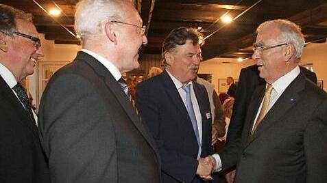 Der frühere Bundesfinanzminister Theo Waigel (rechts) wurde gestern Abend von Landrat Klaus Peter Söllner, Bürgermeister Harald Hübner und seinem Vorgänger, stellvertretendem Landrat Dieter Schaar, in Neudrossenfeld begrüßt. Foto: Sonny Adam
