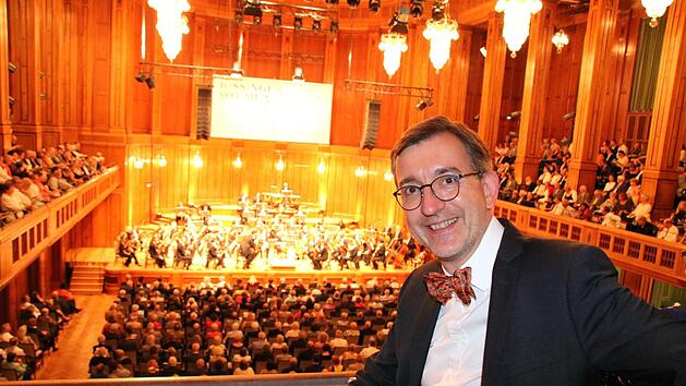 Von viereinhalb Wochen Hochkultur nur ein bisschen gezeichnet: Tilman Schl&ouml;mp blickt mit einer gewissen Genugtuung auf seinen ersten Kissinger Sommer zur&uuml;ck. Foto: Ralf Ruppert