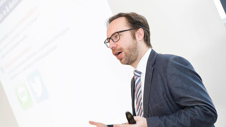 Der Bamberger Kommunikationswissenschaftler Florian L. Mayer erläuterte, wie soziale Medien unsere Kommunikation beeinflussen. Foto: Matthias Hoch