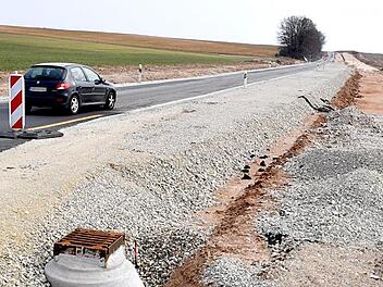 In Teilen ist die Straße schon fast fertig, rechts davon entsteht noch ein Geh- und Radweg. Foto: Ronald Rinklef
