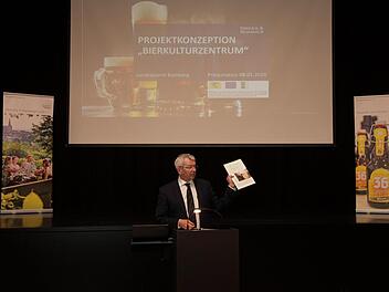 Landrat Johann Kalb bei der Präsentation vor potenziellen Projektpartnern in Baunach. Foto: Rudolf Mader