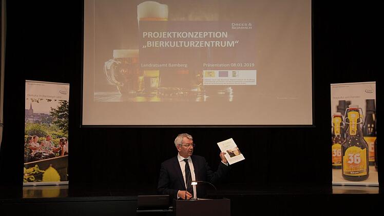Landrat Johann Kalb bei der Präsentation vor potenziellen Projektpartnern in Baunach. Foto: Rudolf Mader