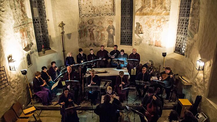Stimmungsvolle Klänge zur Advents- und Weihnachtszeit: Der Melchior-Franck-Kreis Coburg unter seinem Leiter Knut Gramß gestaltete eine Abendmusik in der St.-Nikolaus-Kapelle am Rosengarten.Foto: Jochen Berger