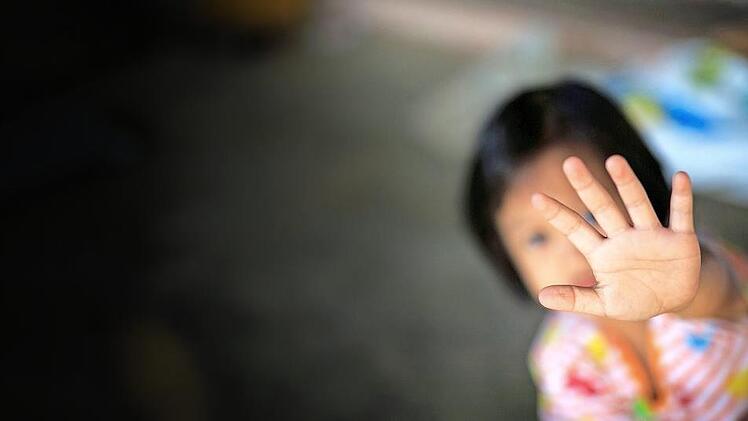Kinder, die zu Hause Gewalt erfahren, leiden aktuell mehr denn je, warnen Experten. Helfer sind da, haben es aber schwer.  Symbolfoto: artit, adobe stock