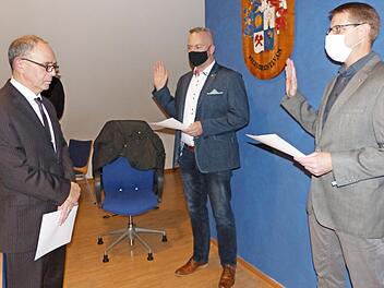 Bürgermeister Franz Uome (links) vereidigte die neuen Marktgemeinderäte (von rechts) Marco Buß und Yves Wächter. Foto: Klaus-Peter Wulf