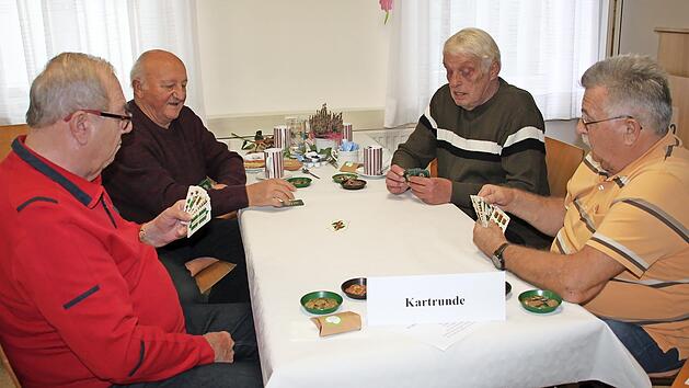 Schafkopfen ist ihre Leidenschaft (von links) im Uhrzeigersinn: Jürgen Friedlein, Karlheinz Meisel, Wilfried Hetz und Manfred Friedrich.
