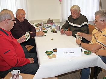 Schafkopfen ist ihre Leidenschaft (von links) im Uhrzeigersinn: Jürgen Friedlein, Karlheinz Meisel, Wilfried Hetz und Manfred Friedrich.
