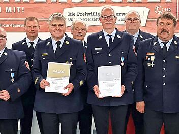 Bei der Ehrung des Kreisfeuerwehrverbandes (hintere Reihe von links) stellv. Vorsitzender KBI Yves W&auml;chter, KBR Thomas Hoffmann, stellv. Vorsitzender EKBI Horst Tempel, Vorsitzende EKBR Stefan H&auml;rtlein und Schriftf&uuml;hrer Peter Butzmann; vordere Rei...