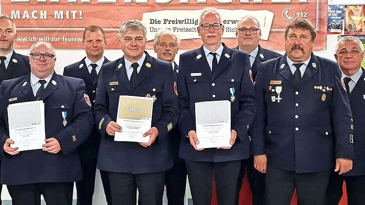 Bei der Ehrung des Kreisfeuerwehrverbandes (hintere Reihe von links) stellv. Vorsitzender KBI Yves Wächter, KBR Thomas Hoffmann, stellv. Vorsitzender EKBI Horst Tempel, Vorsitzende EKBR Stefan Härtlein und Schriftführer Peter Butzmann; vordere Rei...