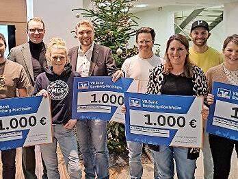 Bei der Scheck&uuml;bergabe (v.&nbsp;l.): Mathias Zipfel, Felix Fietzeck, Melanie R&ouml;vekamp, Peter Pfann, Tobias Kaufmann, Ann-Kathrin Schacht, Sebastian Kist und Lena Ebner.
