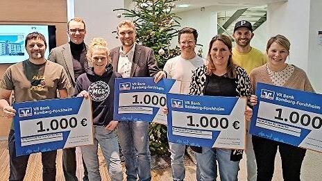 Bei der Scheck&uuml;bergabe (v.&nbsp;l.): Mathias Zipfel, Felix Fietzeck, Melanie R&ouml;vekamp, Peter Pfann, Tobias Kaufmann, Ann-Kathrin Schacht, Sebastian Kist und Lena Ebner.