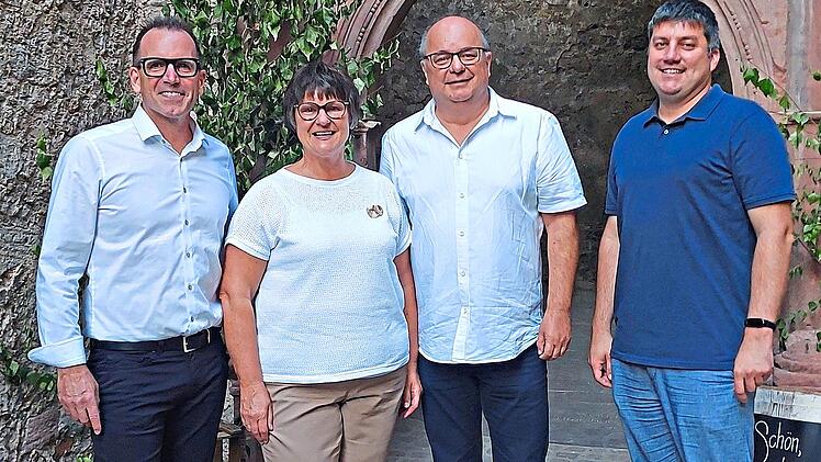 Fuchsstadts B&uuml;rgermeister Ren&eacute; Gerner (von links), Karola und Elmar Schubert sowie Elfershausens B&uuml;rgermeister Heinrich Starrach. Dieter Densch