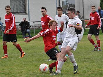 Die SG Pressig/Rothenkirchen hat  die beste Bilanz aller 42 Kronacher A-Klassisten und auch die meisten Treffer erzielt.  Spielführer Danny Martin  (weißes Trikot, hier im Spiel gegen die SG Nordhalben)  liegt mit 15 Treffern auf Platz 3 der Torschützenliste in der A-3. Foto:  Herbert Kalb