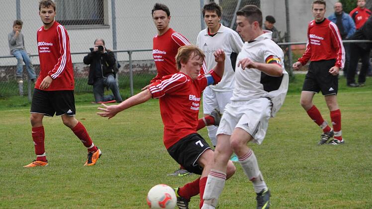 Die SG Pressig/Rothenkirchen hat  die beste Bilanz aller 42 Kronacher A-Klassisten und auch die meisten Treffer erzielt.  Spielführer Danny Martin  (weißes Trikot, hier im Spiel gegen die SG Nordhalben)  liegt mit 15 Treffern auf Platz 3 der Torschützenliste in der A-3. Foto:  Herbert Kalb