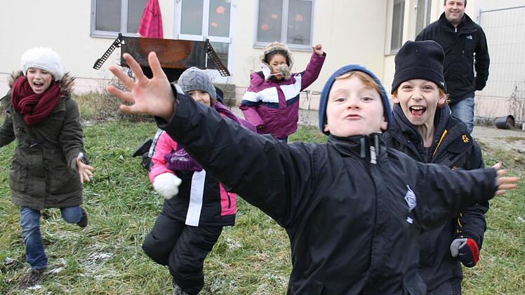 Hurra, Wochenende: Die Hortkinder nutzten am Freitag  das weiträumige Areal in den Marshall-Heights, um sich auszutoben. Foto: Diana Fuchs