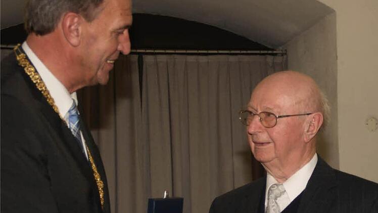 Oberbürgermeister Siegfried Müller verleiht Erwin Riedmüller die Bürgermedaille. Foto: Gerhard Bauer