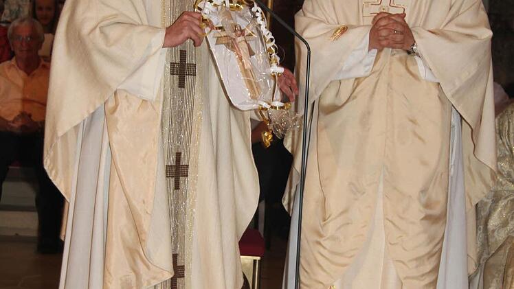 Dekan Hans Roppelt übergab Norbert Förster ein Kreuz.