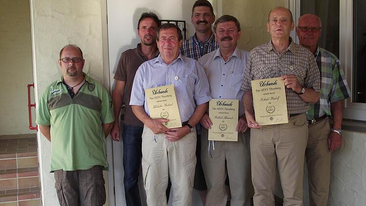 Ehrungen für langjährige Mitgliedschaften gab es beim ATSV Thonberg. Das Bild zeigt (von links): Ehrenamtsbeauftragten Manfred Sünkel, Hauptkassierer Michael Fößel, Gerhard Welscher, Vorsitzenden Joachim Geßlein, Heinrich Eidloth, Rudolf Schedel und Schriftführer Karl Fößel.  Fotos: Dieter Wolf