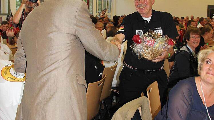 Schirmherr Wilhelm Schneider überreichte Prof. Dr. Volker Blum, dem Turnierleiter, einen Brotzeitkorb.