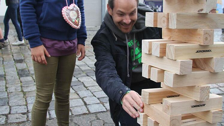 Riesen-Jenga - Jörg Kunstmann schafft es das Klötzchen aus dem Turm zu ziehen, aber Tochter Livia auch. Foto: Sonja Adam