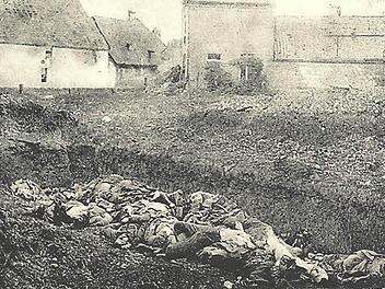 Diese Karte, die deutsche Soldaten in die Heimat geschickt haben, zeigt ein Massengrab. Repro: Franze