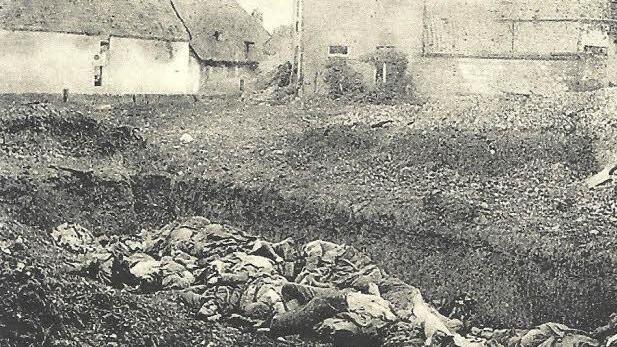 Diese Karte, die deutsche Soldaten in die Heimat geschickt haben, zeigt ein Massengrab. Repro: Franze