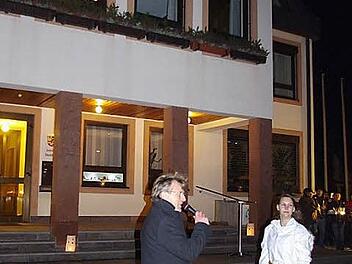 "Engel" Silvia Welsch (hier mit Bürgermeister Rainer Detsch) stimmte die Gäste mit der berührenden Geschichte vom kleinen Weihnachtsesel nachdenklich. Für die Musik sorgte eine Abordnung der Bergmannskapelle Stockheim.  Foto: Heike Schülein