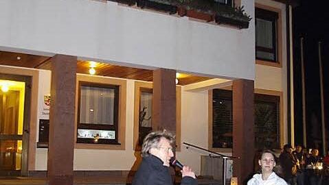 "Engel" Silvia Welsch (hier mit Bürgermeister Rainer Detsch) stimmte die Gäste mit der berührenden Geschichte vom kleinen Weihnachtsesel nachdenklich. Für die Musik sorgte eine Abordnung der Bergmannskapelle Stockheim.  Foto: Heike Schülein