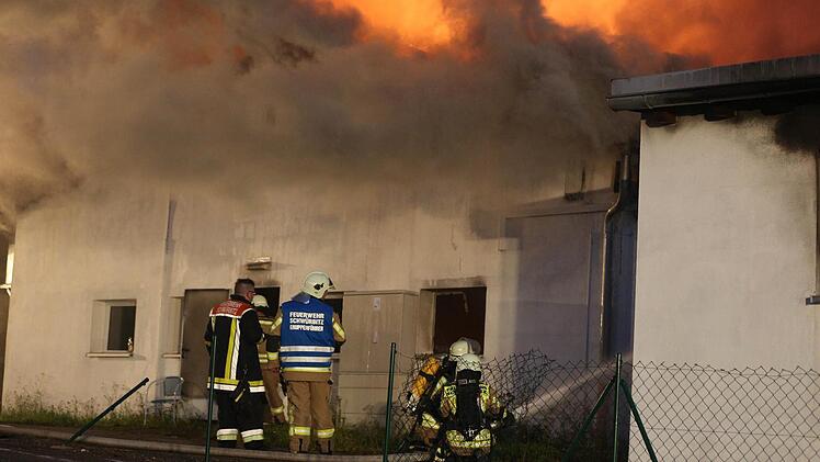 Am Donnerstagabend stand die Halle in hellen Flammen. Die Feuerwehr und die Rettungsdienste waren mit rund 300 Kräften vor Ort. Foto: news5