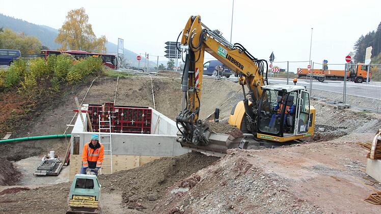 Im Randbereich des Kreisels sind noch Arbeiten nötig. Foto: Friedwald Schedel