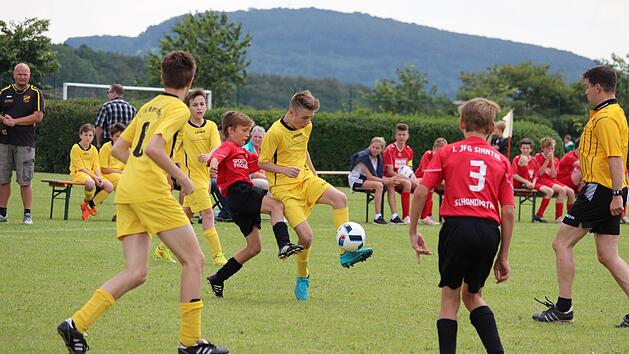 Im U-13-Wettbewerb brachte die JFG Sinntal-Schondratal (rote Trikots, hier im Spiel gegen den SV R&ouml;mershag) gleich beide Mannschaften ins Finale. Foto: Sebastian Schmitt