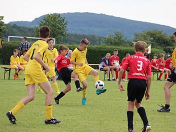 Im U-13-Wettbewerb brachte die JFG Sinntal-Schondratal (rote Trikots, hier im Spiel gegen den SV Römershag) gleich beide Mannschaften ins Finale. Foto: Sebastian Schmitt