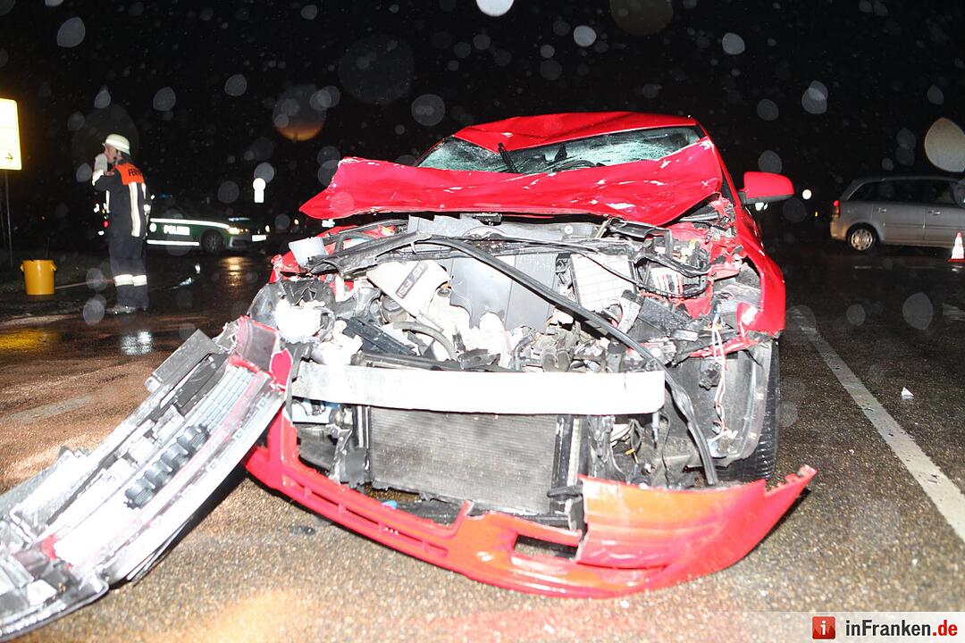 Auto erfasst Pferd und Reiterin