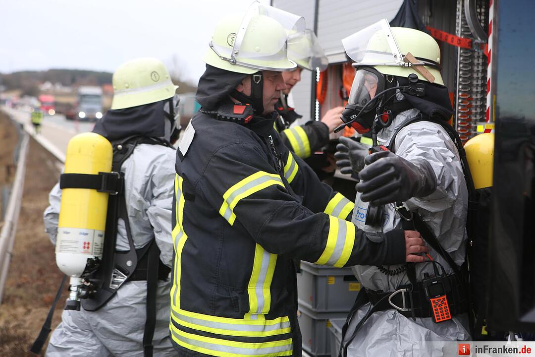 Chemie-Alarm auf der A3 - Feuerwehr sichert Gefahrgut