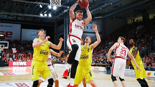 Daniel Theis reagiert schneller als die beiden Bayreuther Andreas Seiferth (l.) und Nate Linhart (r.) und schnappt sich den Rebound. Fotos. Daniel L&ouml;b