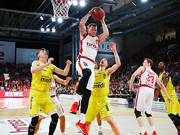 Daniel Theis reagiert schneller als die beiden Bayreuther Andreas Seiferth (l.) und Nate Linhart (r.) und schnappt sich den Rebound. Fotos. Daniel Löb