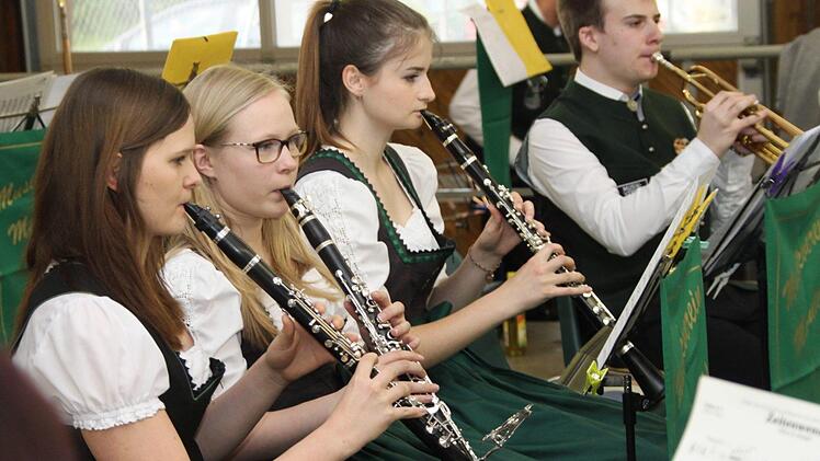 Der Musikverein Mainleus sandte am Samstagabend musikalische Grüße an alle Mütter: Das Muttertagskonzert mit konzertanter Blasmusik fand in der Sommerhalle statt. Foto: Stephan Tiroch