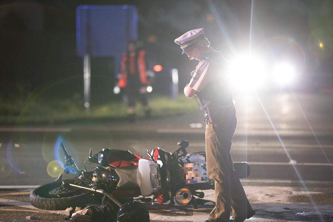 Motorrad übersehen: 57-jährige Bikerin bei Pleinfeld schwer verletzt