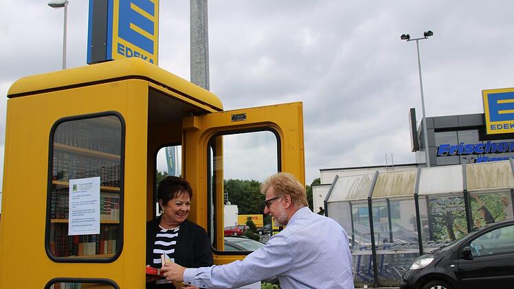 Heidemarie Koeniger-Bauer und Elmar Bauer schauen nach ihrer Bücherzelle, in der ab sofort Bücher getauscht werden können. Die Idee der Inhaber des Edeka-Marktes in der Untern Au kommt gut an. Thomas Malz
