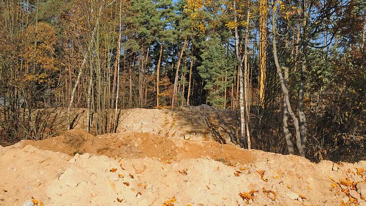 Eigener Aushub, hier sieht man noch den Restsand, der von der  dahinterliegenden Baustelle stammt. Foto: Karl Heinz Wirth