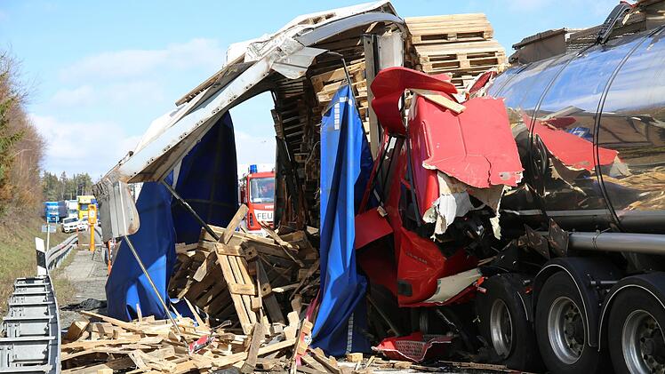 Auf der A9 kam es zu einem t&ouml;dlichen Verkehrsunfall. Daran beteiligt waren zwei Lkw. Foto: NEWS5/Fricke
